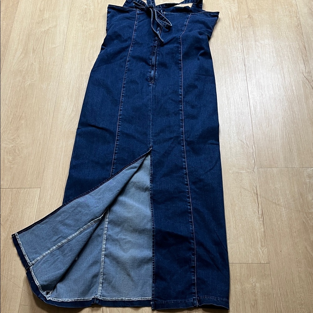 New Reformation Jeans Evita Denim Midi
Dress in Vermillion Color, SIZE 12 - Picture 6 of 8